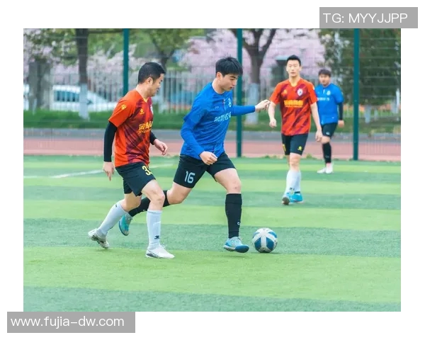 男孩追逐足球明星大巴的感人故事与梦想启航的瞬间 男孩追逐足球明星大巴的感人故事与梦想启航的瞬间